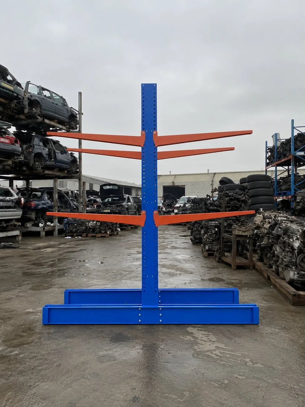 Rack cantilever double face CZE France : mât bleu et bras orange porteurs, en centre VHU
